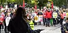 POLITISK STØTTE: Seher Aydar fra Rødt holdt appell ved inngangen ti Nationaltheatret.