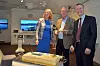 50 ÅR: Kakefest for Telenors forskningsavdeling, fra venstre Berit Svendsen,  adm. direktør i Telenor Norge, Odd Gutteberg, forskningspionér og forskningsdirektør Bjørn Taale Sandberg. I bakgrunnen roboten Pepper.