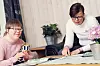 Marie får dukka si i armkroken når de skal synge seg gjennom sangheftet. Synge gjør de hver dag.