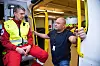 KURSING: Seksjonsleder Jarle Lexau har utviklet en egen fagveileder (ReBas- relasjonsbasert sikkerhetsforståelse) for å lære opp ambulansepersonell som mangler spesialkompetansen vernepleier Lars Kåre Eikrem har.