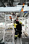 MARIO-LAND: Sigrud Bore måler opp kabelgater i en verden full av piper og rør. Egentlig er han ganske høy, men det synes ikke så godt her.