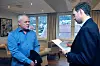 Advokat Martin Wøien Gilhuus i advokatfirmaet Fulford Pettersen & Co i Drammen (til høyre) sier at bostyret etter Now-konkursen ikke vil motsette seg krav om overtidstillegg fra de konkursrammede bussjåførene. Det gleder Jan Lebesby, kontaktperson for de konkursrammede bussjåførene i Now AS.