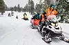 Ut i løypene og et sidespor fra der Birkenrennet går er ekvipasjen straks klare for å sette i gang søk etter savnet, ung skigåer.