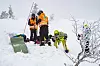 Hundefører Kent Bele gir schæferen Ekstra litt velfortjent ros.