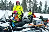 På vei til Norsk Folkehjelps hovedkvarter, Pionerhytta like ved Skramstadsetra, møter vi på tre generasjoner Folkehjelpere på oppdrag for Birken. De skal kjøre 1,5 timers skutertur fra Rena til Sjusjøen for å sjekke løypetilstanden. Bestefar Hågne Liberg har ordna løypenettet i området siden 1986, og rekrutterte sønnen Kristian Liberg til samme syssel. Nå skal også hans unger Audun og Karoline (9 år) preppes til å bli løypepreppere.