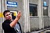 EGET VERKSTED: Lars Tore Bakkebø forteller at dersom en av dumperne i dagbruddet skulle gå i stykker, ville det koste like mye å sende den på reparasjon som å kjøpe en ny. Da fikser de det heller selv, på sitt eget verksted.