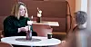 Psykologspesialist Andrea Melø er glad hun endelig skal slippe å vurdere selvmordsrisiko fra lav til høy. Her i samtale med kollega (arkivbilde).