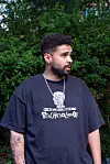 Driftsansvarlig på Folk i Storgata, Saul Nije sier at de har brukt godt over en halv million kroner bare på å få vist fotball-VM.
