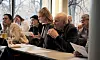 DEBATT: Her argumenterer Runa Næss Thomassen for å sette av penger til studentarbeid i budsjettet. Til venstre for henne sitter nyvalgt nestleder Mink Chan.