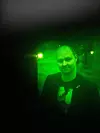 GRØNT: Sånn ser Daniel ut gjennom øynene på en stormtrooperhjelm.