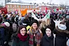 Tre kvinner på 8. mars arrangement som er veldig opptatt av likelønn. Silje Salomonsen (i midten) og Ragna Vorkinnslien (t.h.) arrangerer likelønnsaksjon. Sonia Tangen og Fagforbundet  Trondheim skal vurdere deltakelse i aksjonen.