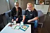 ORDBOK: LO-rådgiver Ingunn Olsen Lund og fagansvarlig HMS i AOF, Torgrim Kokaas, slår et slag for ordbøkene som er en hjelp til tillitsvalgte og ansatte som kommer i kontakt med medlemmer som ikke har norsk som morsmål.