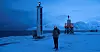NYTT OG GAMMELT: Nybakt pensjonist Jarl Pedersen synes det beste med jobben i Norsk Polarinstitutt har vært ansvaret for fyrene på Svalbard. På Vestpynten står gammelt og nytt fyr side ved side.