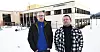 Lærer og plasstillitsvalgt for Skolenes landsforbund (SL) Svein Olav Farstad (til høyre) og verneombud Stig Rune Myklebust Lothe står i front i kampen til ansatte ved Eide ungdomsskole for å få fjernet tre mobilantenner som står på taket til skolen. De er synlige på bildet i bakgrunnen.