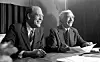 September 1975: Et sjeldent lystig bilde av to ellers alvorlige menn som gjør mine til slett spill på landsstyremøtet. Odvar Nordli (t.v.) var blitt statsministerkandidat mens statsminister Trygve Bratteli var satt på oppsigelse.