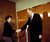 1981: Tidligere statsminister Odvar Nordli overrekker nøkkelen til statsministerens kontor til sin etterfølger, Gro Harlem Brundtland.
