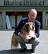 1989: Møbelhandler Arvid Engen blir rikskjendis. Her med sin hund utenfor møbelbutikken.