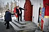 Tidligere LO-leder Yngve Hågensen og leder av Fellesforbundet Jørn Eggum på kirketrappa.