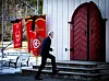 Her er Ap-leder Jonas Gahr Støre på vei opp kirketrappe.
