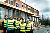 ELSKER JOBBEN: Men hater lønna. Streikevakter utenfor Sortland hotell. Fra venstre: Roman Komlev (kokkelærling), Charlotte Mikkola Taftø (kokk), Jan Erik Karlsen (kokk), Lene Mari Skare Hangstad (kokkelærling), Raymond Reiertsen (frokostkokk), Kopa Zathang (renholder), Marita With (kokk) og Andre Mehus (resepsjonist).