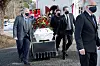 Kista med Hans-Christian Gabrielsen blir båret fra kirken til graven.