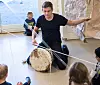 DJEMBE: Slagverkeren Eirik Raude lager performance i Solungen barnehage.