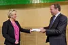 Finansminister Siv Jensen fikk i dag overlevert en rekke skatteforslag fra leder av skatteutvalget, Hans Henrik Scheel.