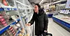 Noshin Khezri (32), her på handletur i Fredrikstad, forteller at familien på tre spiser mindre kjøtt enn før, som følge av økte matpriser.