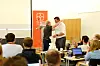 KLEM: Dagfinn Svanøe klemmer Hans-Christian Gabrielsen etter sistnevntes tale og gaveoverrekkelse.