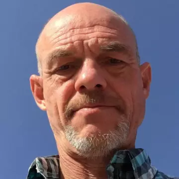 Redaktør av Revolusjon.no og HK-medlem
