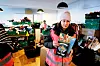 Frivillig Slavka Landell, som til vanlig jobber i Travel Retail Norway, prøver å finne ut i hvilken haug bladene hører hjemme.