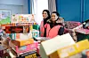 Sadina Hussain og Asma Toheen jobber vanligvis på taxfree ved Gardermoen. 21. desember delte de ut gaver på Fattighuset i Oslo.