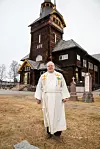 Sogneprest Vidar Brekke utenfor Åmot kirke, et ruvende landemerke i Rena i Østerdalen.