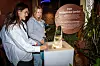 Denne isklumpen står som et symbol på at jo mer vi mennesker rører ved den, dess fortere smelter isen. Liza Myftari (nærmest) og Karla Bråten forstår logikken.