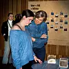 Lærer Britt Eggen har hatt med flere klasser til Klimahuset, og hun oppfordrer andre til å ta turen. Her er hun i prat med Rebacca Jane Norridge, som personlig er opptatt av å handle brukt. Bak står klimavert Elin Bruholt.