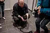 Eva May Rygh, «morsan», er god hjelp for alenepappa Vegar. Hunden Pia får litt ekstra kos nå som han plutselig har fått jobben tilbake.