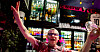 Ian Rice fra Belfast jobber som bartender på Showbar, og bidrar til den gode stemningen.