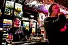 Bartender Silje Eltervåg i bakgrunnen.