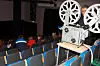 Omorganiseringen av Film & Kino vil berøre 30 ansatte, inkludert bygdekinomaskinistene.  Bildet: Gunnar Fors rigger kinomaskinen i Skiptvedt kommune i 2010