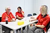 Fv. Åse Linda Bakke, Maria Esther Ramos Puma og June Stensland har en liten pause sammen.