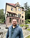 TILSTEDEVÆRELSE: Trond Svendsen foran Karlsborg mestringssenter