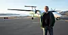 Sp-leder Trygve Slagsvold Vedum ved Honninsvåg flyplass på vei med Widerøe til Kirkenes.