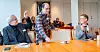Daglig leder Jarle Eknes i HELT MED gir kred til Felix Andersen etter Andersens tale til politikere på Stortinget. Han fortalte om jobben som assistent på Fagerborghjemmet i Oslo.