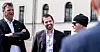 Tom Tvedt i Norsk forbund for utviklingshemmede sammen med Adam Berge (til høyre) da Berge besøkte kongen. I midten Ap-politiker Torbjørn Vereide.