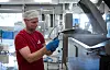 TEMPERATUR: Temperaturen på syltetøyet må sjekkes. Thor Erik Nyborg passer på at det er riktig.
