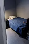 Kvinnene som kommer til Thereses Hus er der i gjennomsnitt to måneder. Mens de er på huset, sover de på rom som dette her. De har også tilgang på felles stue og kjøkken.