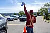 Unifor-aktivister aksjonerte for å få støtte blant de ansatte på Walmart-lageret.
