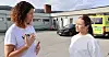 Anne Britt Føleide Hansen mener større fagmiljø er positivt. Her med vernepleier Kamilla Høybakk i rus- og psykiatritjenesten i Porsanger.