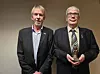 Forbundssekretær Trond Løvstakken delte ut statuen Tenkeren til 50-årsjubilanten Per Aksel Haugland.