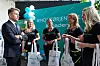 Minister og Montørjenter diskuterer rekruttering til elektrobransjen.